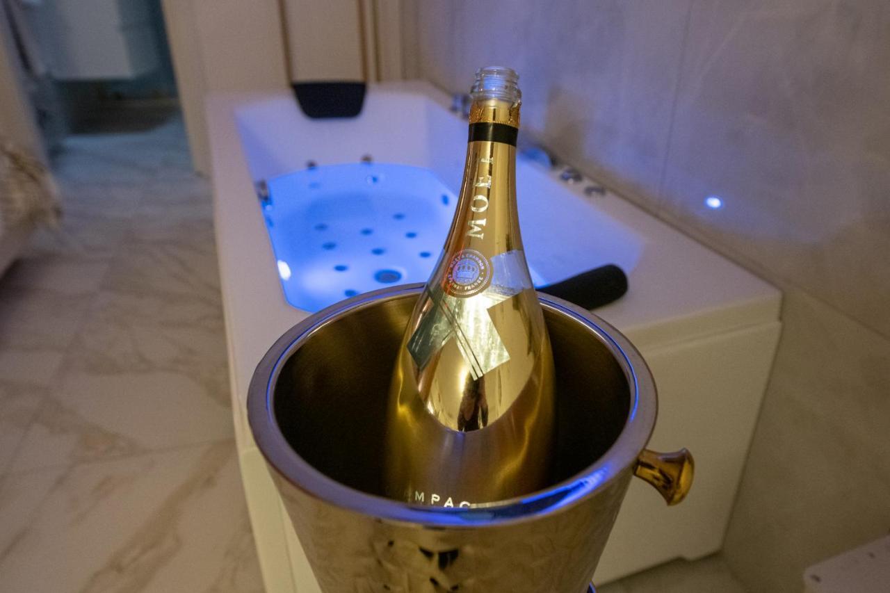 Fashion Apartment Gold Bologna With Jacuzzi & Car Garage Экстерьер фото